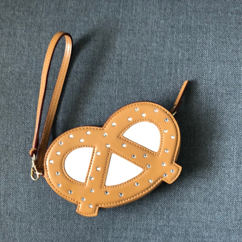 Kate Spade Twist N Shout Wristlet